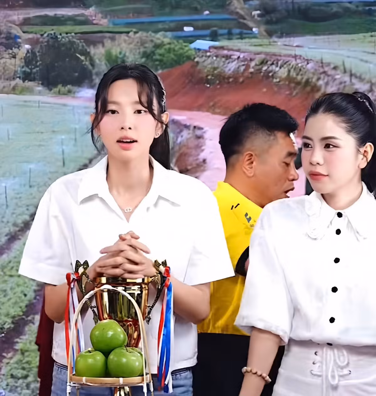 Sau những ồn ào về quảng cáo quá lố, sai sự thật về kẹo rau củ Kera, Quang Linh Vlog cùng Hằng Du Mục đều đã lên tiếng xin lỗi.