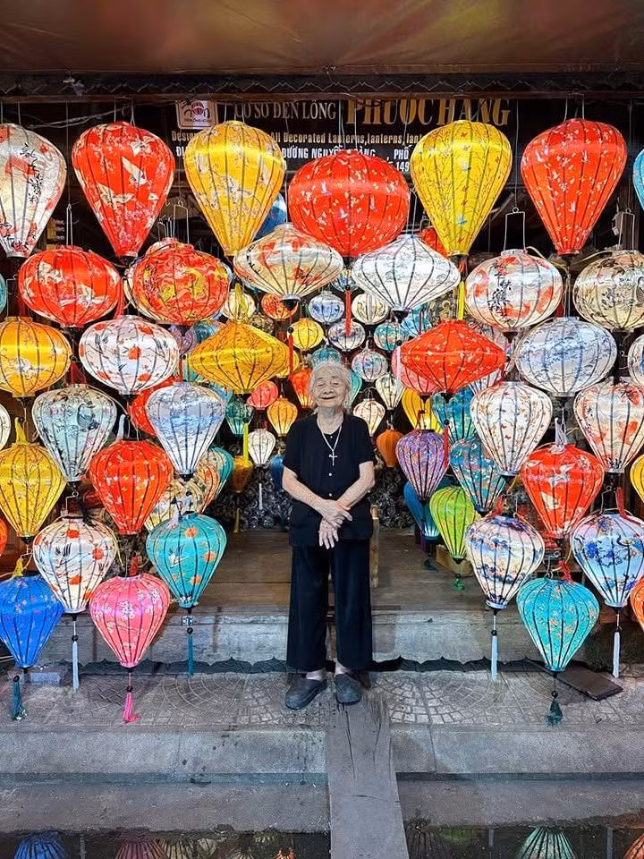 Sau khi loạt ảnh du lịch của cụ bà được lan truyền trên mạng xã hội, cư dân mạng không giấu nổi sự ngưỡng mộ trước tinh thần "tuổi tác chỉ là con số". Nhiều người còn cho rằng cụ chính là minh chứng sống động cho câu nói: "Sống là để tận hưởng."