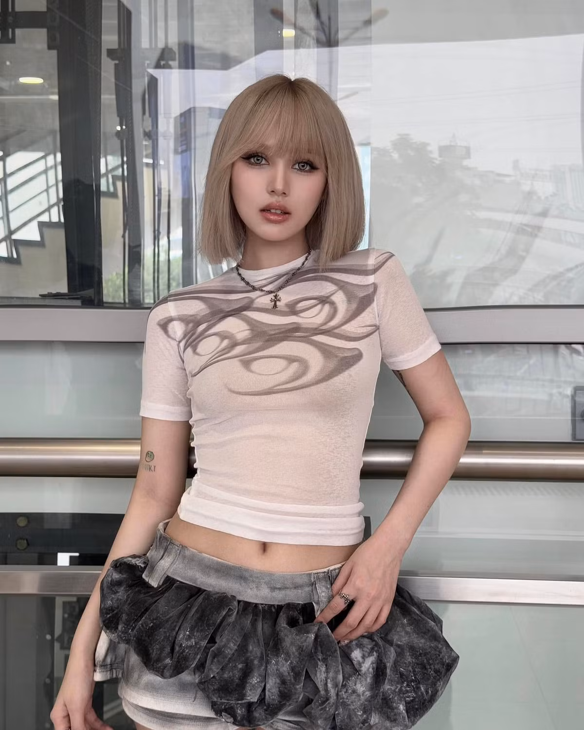 Lối trang điểm tone nude nhấn ở phần mắt được nàng hot girl ưa chuộng gần đây giúp cô nàng thăng hạng nhan sắc.