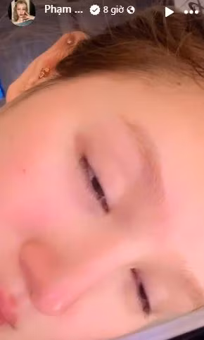 Mới đây trên trang cá nhân, Xoài Non vừa đăng tải video với đôi mắt sưng húp thu hút sự chú ý. Kèm theo đó, cô nàng ghi dòng trạng thái "phim cũng bình thường thôi có gì mà mắt sưng".
