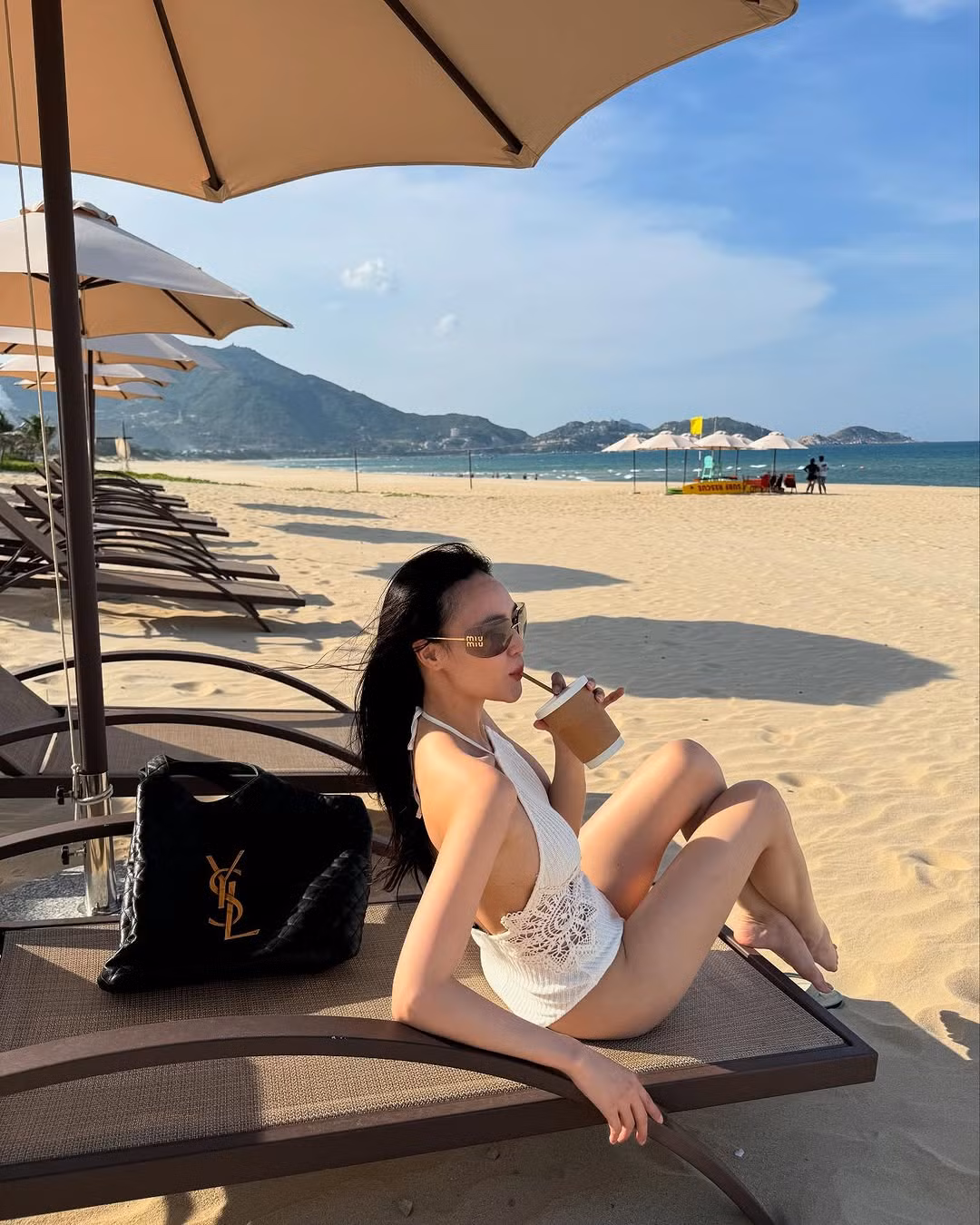 Trong thiết kế bikini 1 mảnh màu trắng, cô nàng khoe trọn vóc dáng nuột nà không tì vết.