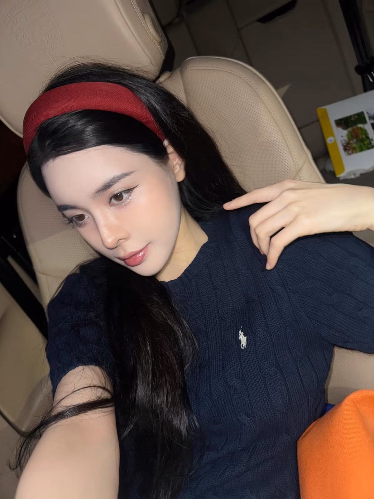 Cô nàng sở hữu nhan sắc xinh đẹp, sắc sảo cùng thân cực chuẩn chỉnh.
