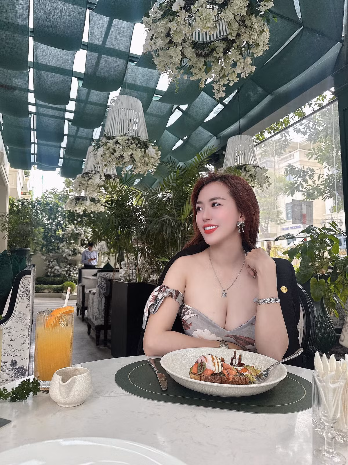 Về phía mình, cô vẫn thoải mái đăng tải loạt hình ảnh nóng bỏng, sexy. Dù đã là mẹ 2 con nhưng Mai Thỏ vẫn giữ được vóc dáng săn chắc, quyến rũ.