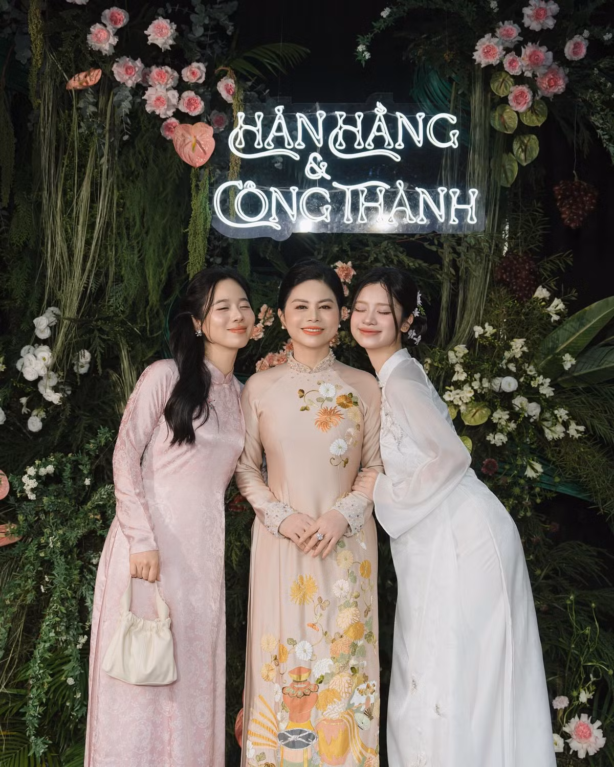 Cả hai rạng rỡ chào đón gia đình, bạn bè và người thân đến chung vui.