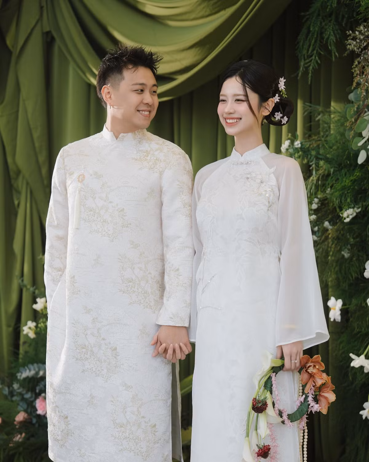 Sáng ngày 15/3, cặp đôi nổi tiếng Huyme (Phạm Công Thành, sinh năm 1993) và Hàn Hằng (sinh năm 1999) đã tổ chức lễ ăn hỏi tại tư gia của cô dâu ở thành phố Thanh Hóa. Trước đó, cặp đôi chưa từng hé lộ về sự kiện này nên khi hình ảnh về đám hỏi của cả 2 được lan truyền trên MXH khiến nhiều người vô cùng bất ngờ.