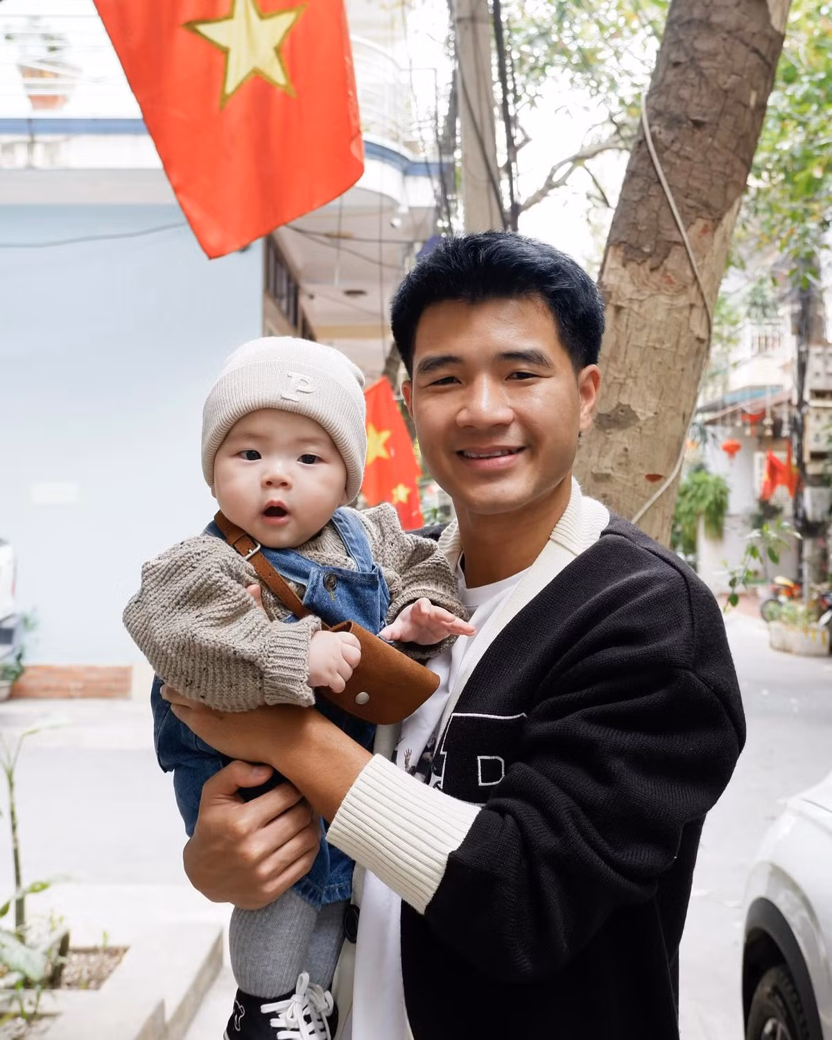 Được biết, Đoàn Văn Hậu và Hà Đức Chinh không chỉ là đồng đội thân thiết trên sân cỏ mà còn có mối quan hệ gắn bó ngoài đời. Cả hai từng sát cánh trong màu áo đội tuyển quốc gia Việt Nam và luôn hỗ trợ nhau trong sự nghiệp cũng như cuộc sống.
