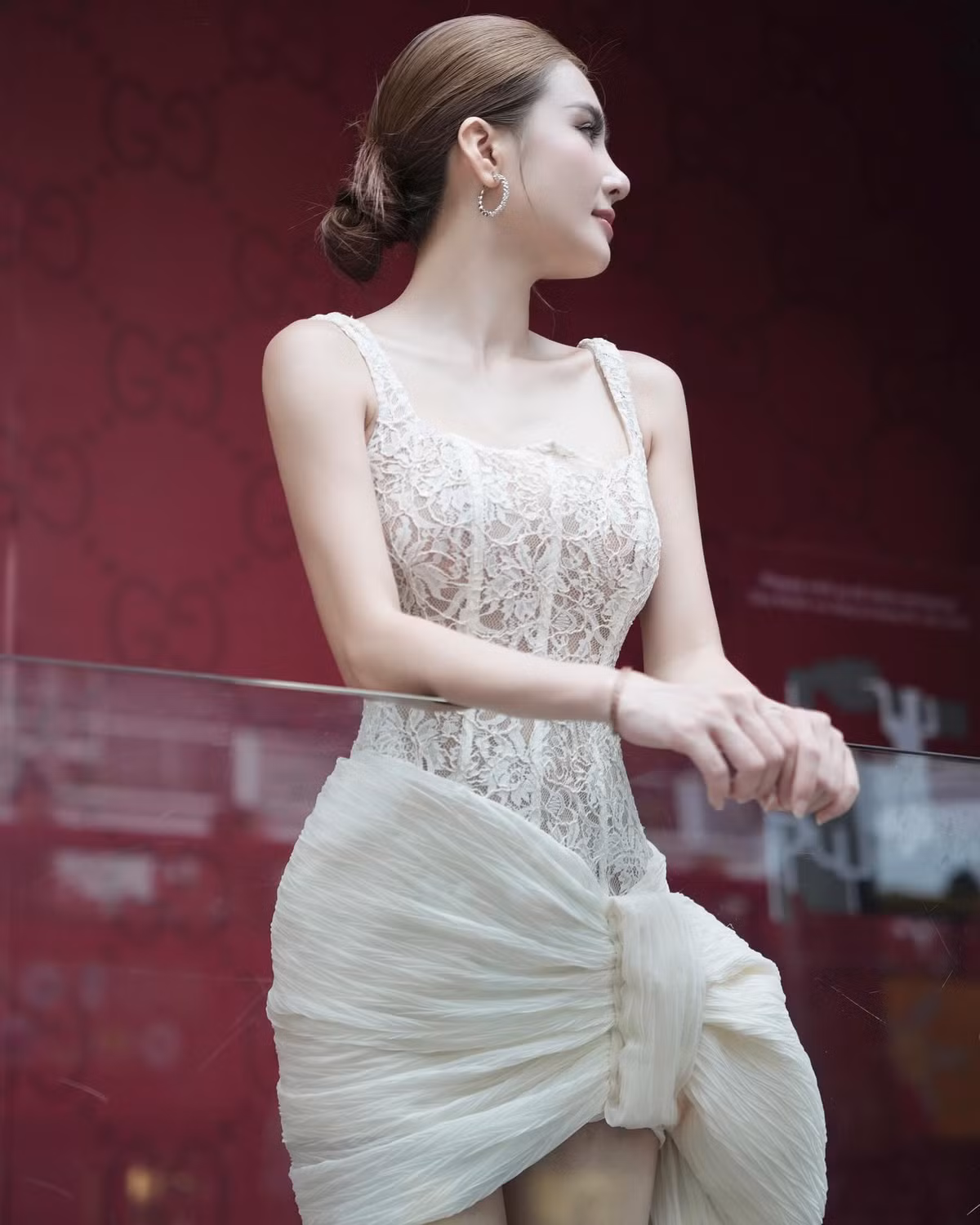 Điểm nhấn của trang phục nằm ở phần nơ cách điệu đầy nữ tính, giúp tôn lên đôi chân dài thon thả. Cô kết hợp cùng giày cao gót lấp lánh, trang sức đơn giản nhưng đủ tạo điểm nhấn đẳng cấp.