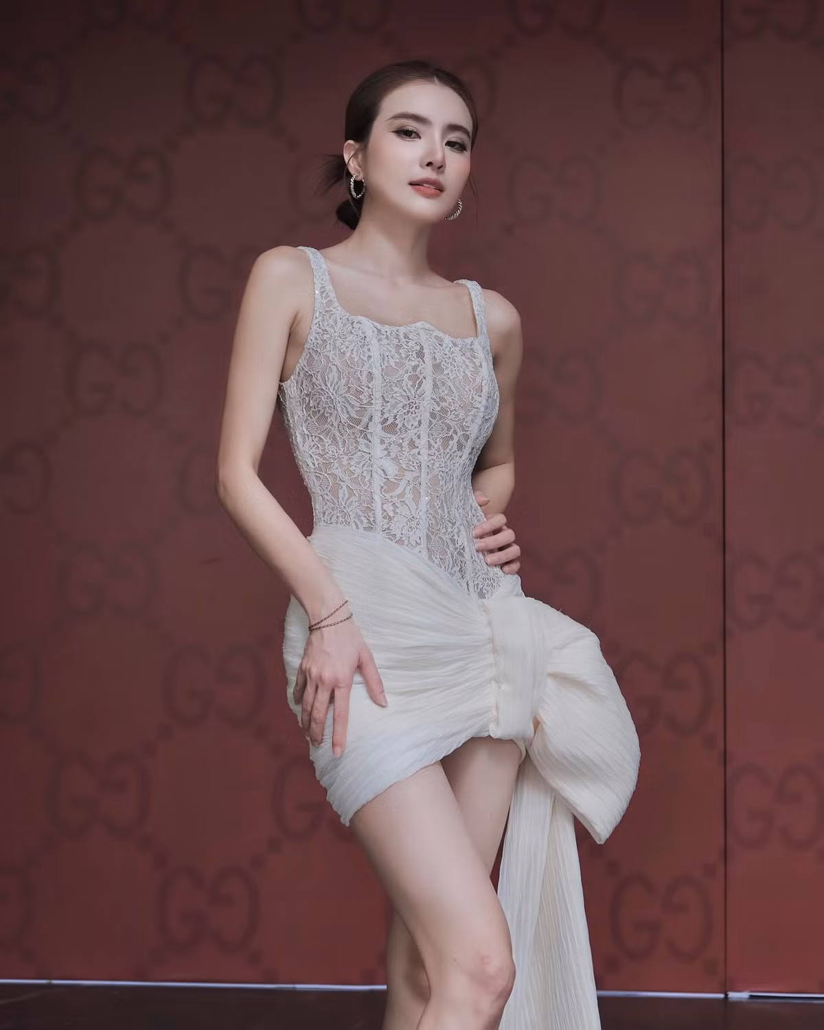 Mới đây, em gái của cựu cầu thủ Lê Công Vinh tiếp tục khiến netizen trầm trồ khi đăng tải loạt ảnh khoe nhan sắc quyến rũ trong chiếc váy ren trắng ôm sát. Cô nàng bày tỏ: "Giao diện trưởng thành, hệ điều hành luôn xinh”.