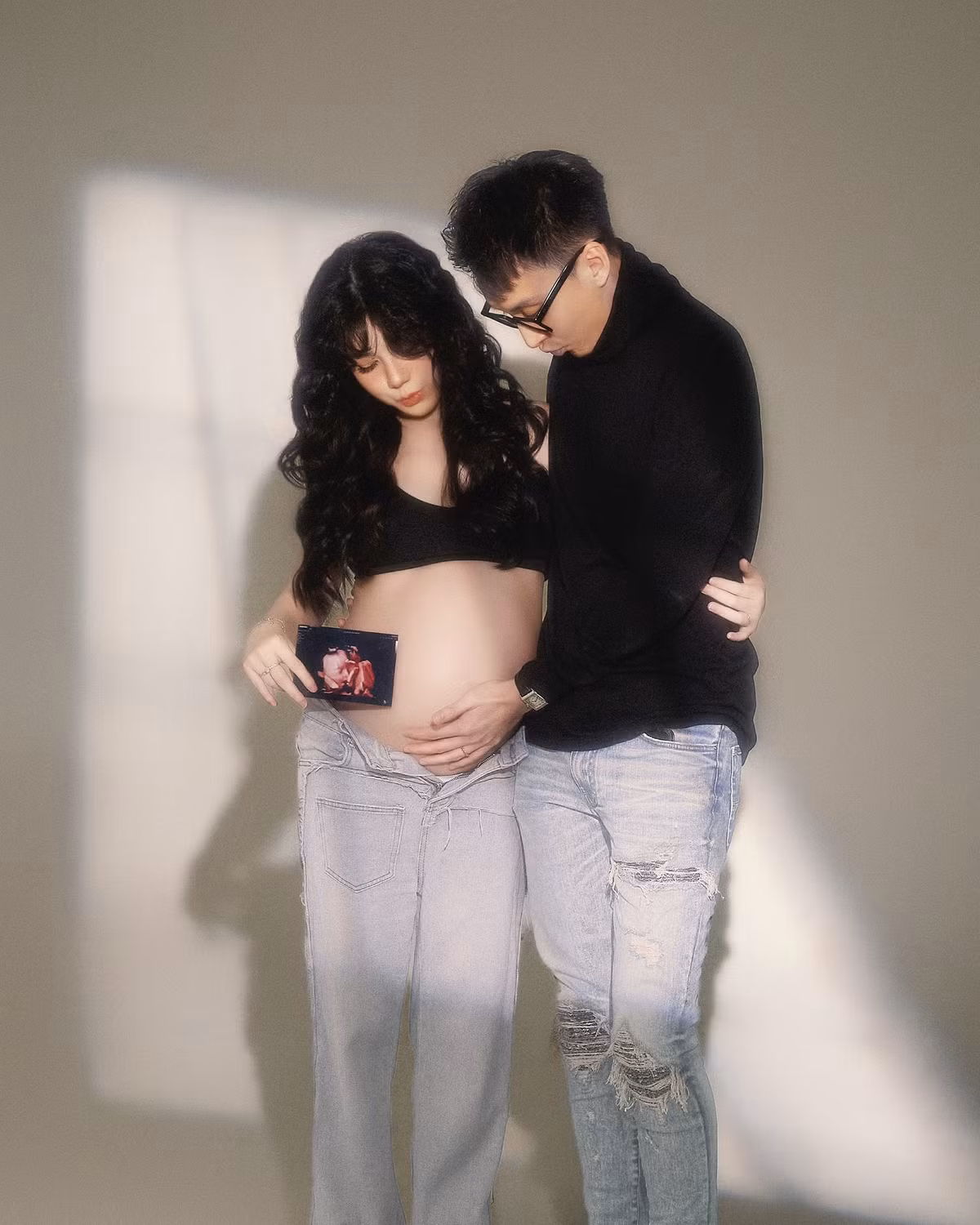 Trong bộ ảnh bầu, nàng hot girl một thời cùng chồng mặc đồ đôi, hạnh phúc với niềm vui sắp chào đón em bé chào đời.
