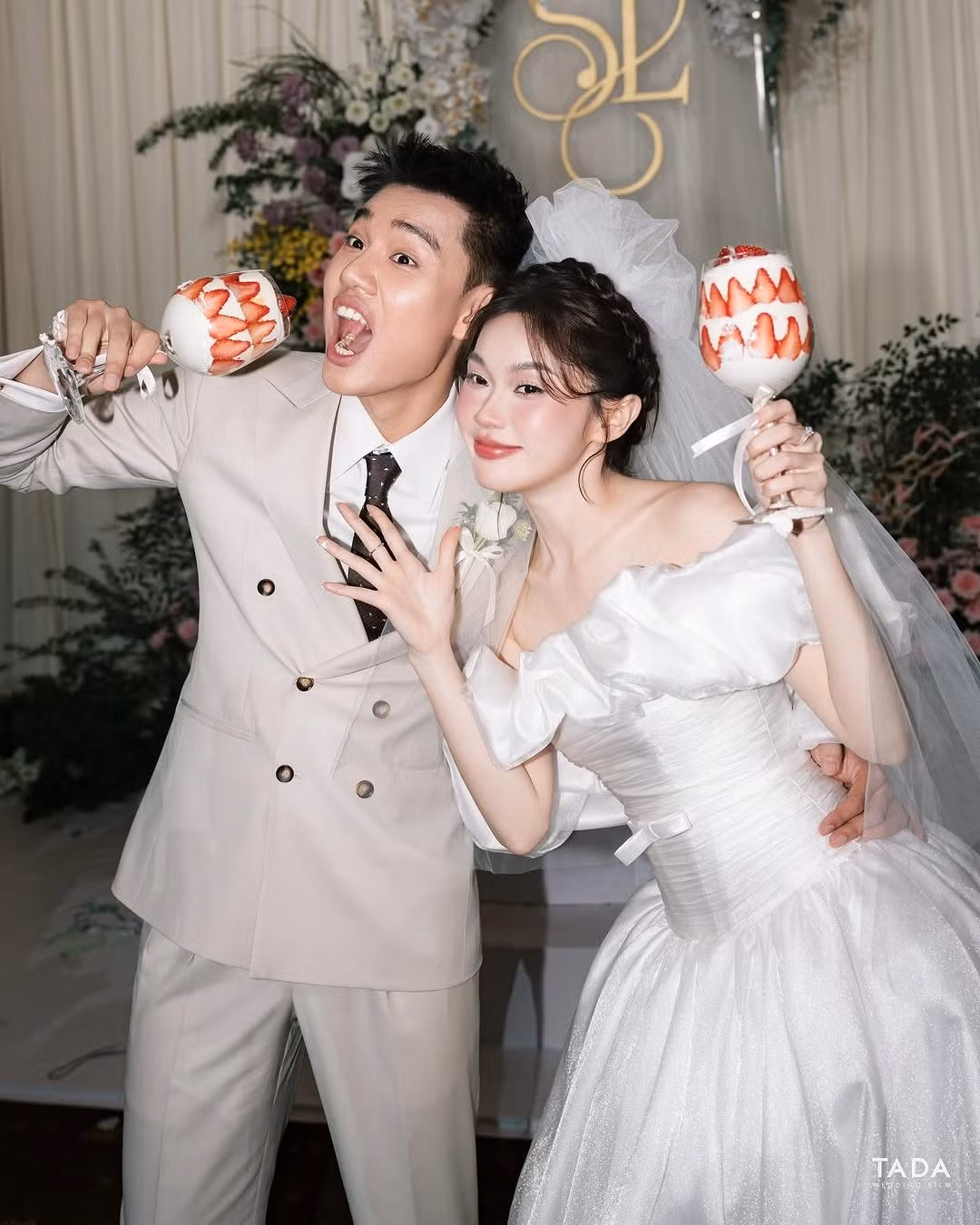 Ngày trọng đại của TikToker Ly Phạm và chồng phi công đã chính thức diễn ra trong sự chúc phúc của gia đình, bạn bè và đông đảo người hâm mộ. Trên trang cá nhân, nàng hot Tiktoker vừa đăng tải những khoảnh khắc đẹp trong lễ cưới của mình lên trang cá nhân, thu hút về nhiều sự chú ý của người theo dõi.