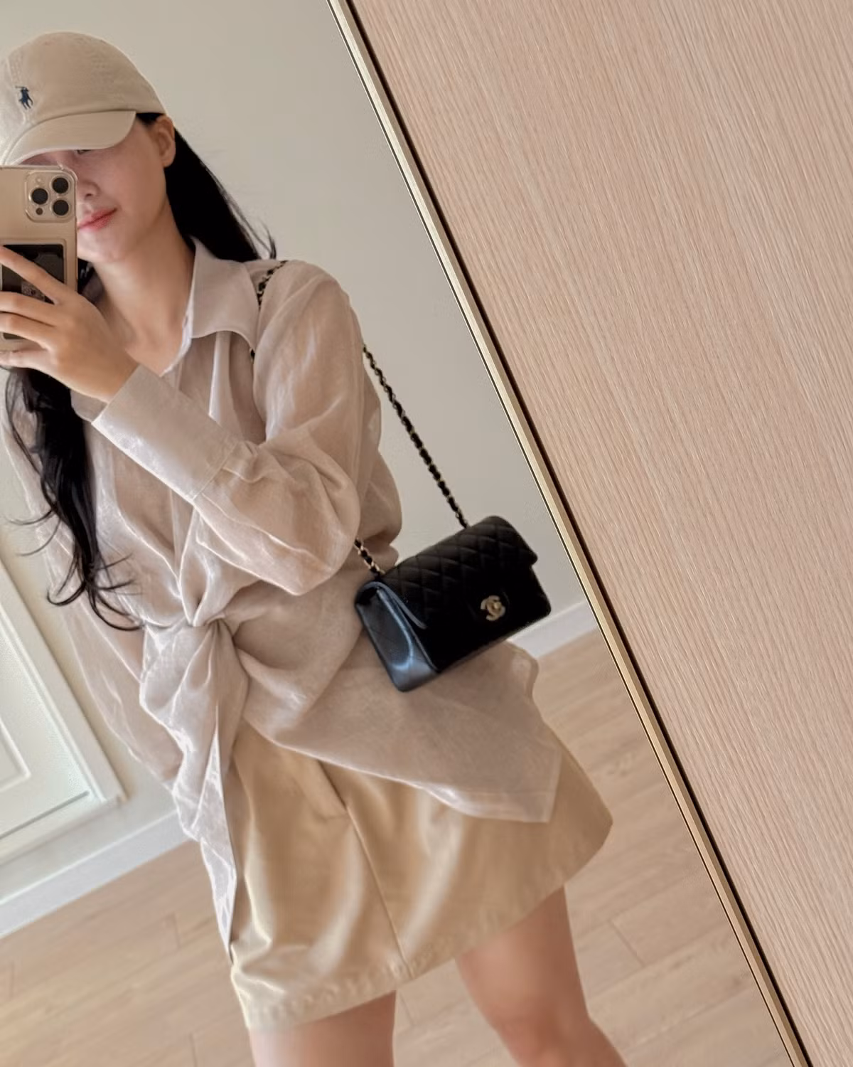 Vào đầu tháng 4/2024, MC Mai Ngọc khiến netizen xôn xao khi đăng đàn thông báo đã ly hôn chồng doanh nhân sau 17 năm gắn bó. Chỉ sau đó một tháng, dân mạng tiếp tục bàn luận rôm rả khi xuất hiện khoảnh khắc chồng cũ MC Mai Ngọc và Nga Anh (em gái của hot girl Kiều Ly Phạm) bước ra cùng chiếc BMW bản hiếm, nắm tay vào một nhà hàng Nhật Bản tại Hà Nội.