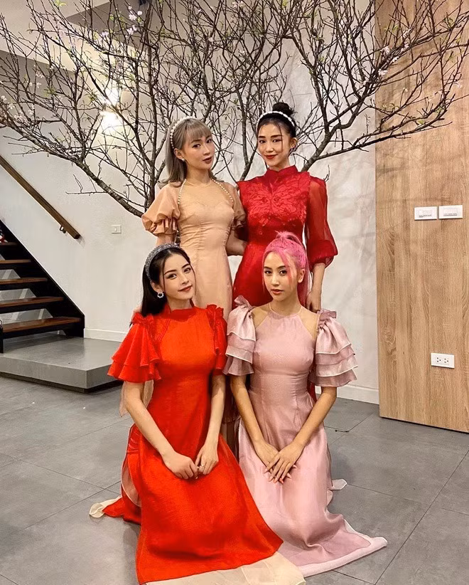 Từ những ngày đầu bước chân vào showbiz, Chi Pu, Quỳnh Anh Shyn, Salim và Sun HT đã gắn bó mật thiết, cùng nhau xuất hiện tại nhiều sự kiện và dự án. Bộ tứ không chỉ sở hữu nhan sắc ấn tượng mà còn gặt hái nhiều thành công riêng trong các lĩnh vực như thời trang, diễn xuất và kinh doanh.