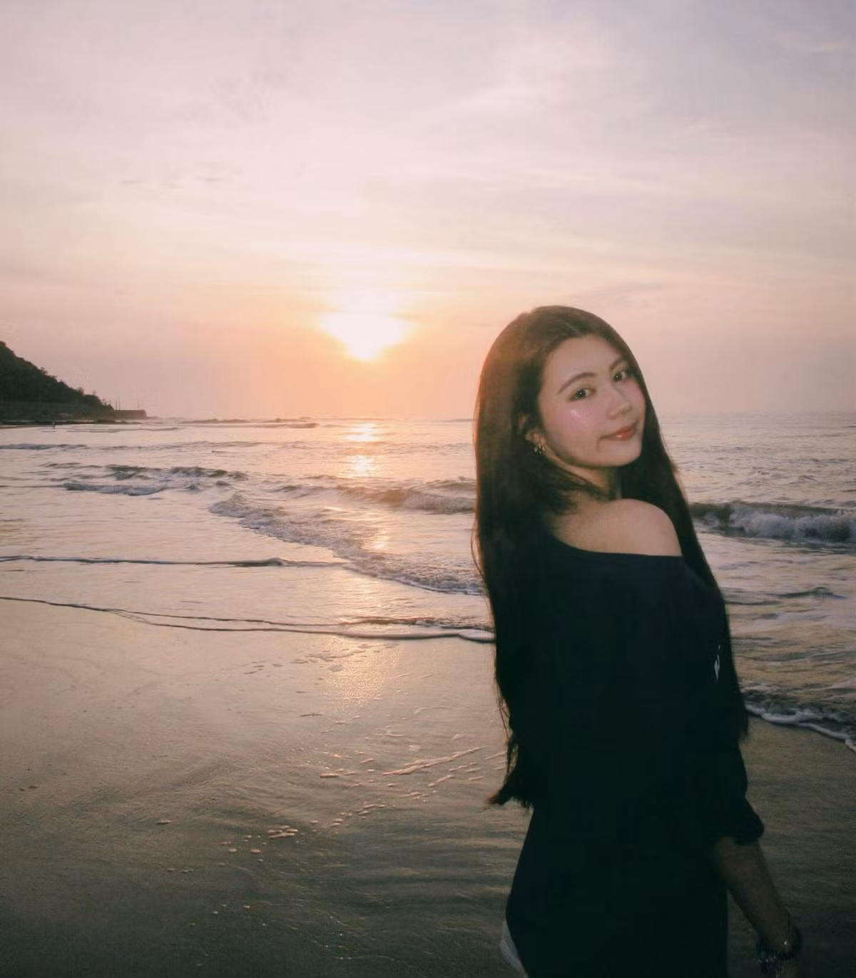 Mới đây trên trang cá nhân, Hạt Dẻ - con gái út của MC Quyền Linh vừa đăng tải loạt ảnh check-in ở biển. Cô bạn lựa chọn set đồ đơn giản với áo lệch vai cùng mái tóc buông xõa tự nhiên, mang đến cảm giác tràn đầy sức sống.