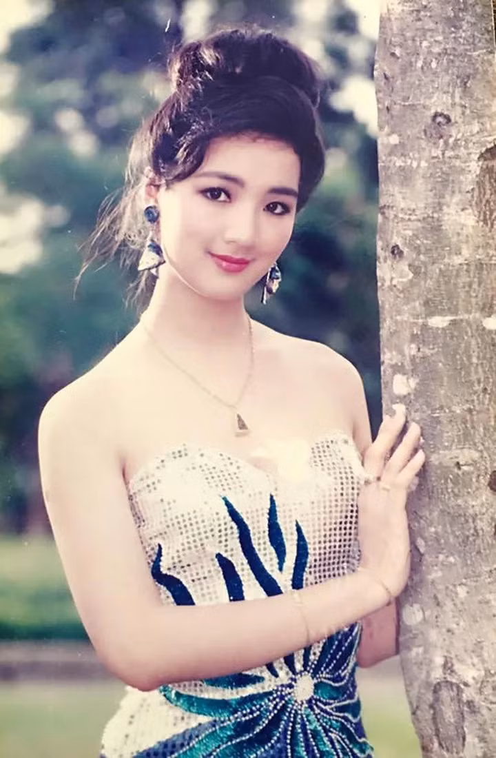 Giáng My sở hữu vẻ đẹp đậm chất Á Đông với những đường nét thanh tú, hài hòa. Chính vẻ đẹp dịu dàng nhưng không kém phần sắc sảo đã giúp cô trở thành gương mặt nổi bật trên hàng loạt tấm lịch treo tường – một biểu tượng nhan sắc thời bấy giờ.