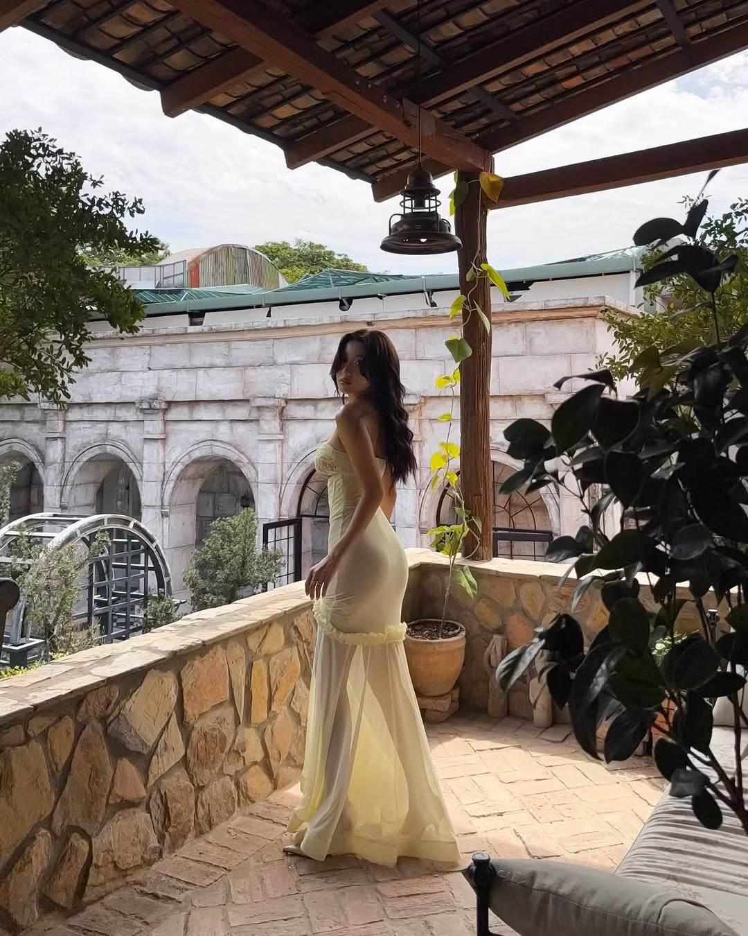 Chất liệu vải mỏng manh ôm sát cơ thể giúp cô nàng phô diễn tuyệt đối đường cong điểm 10.