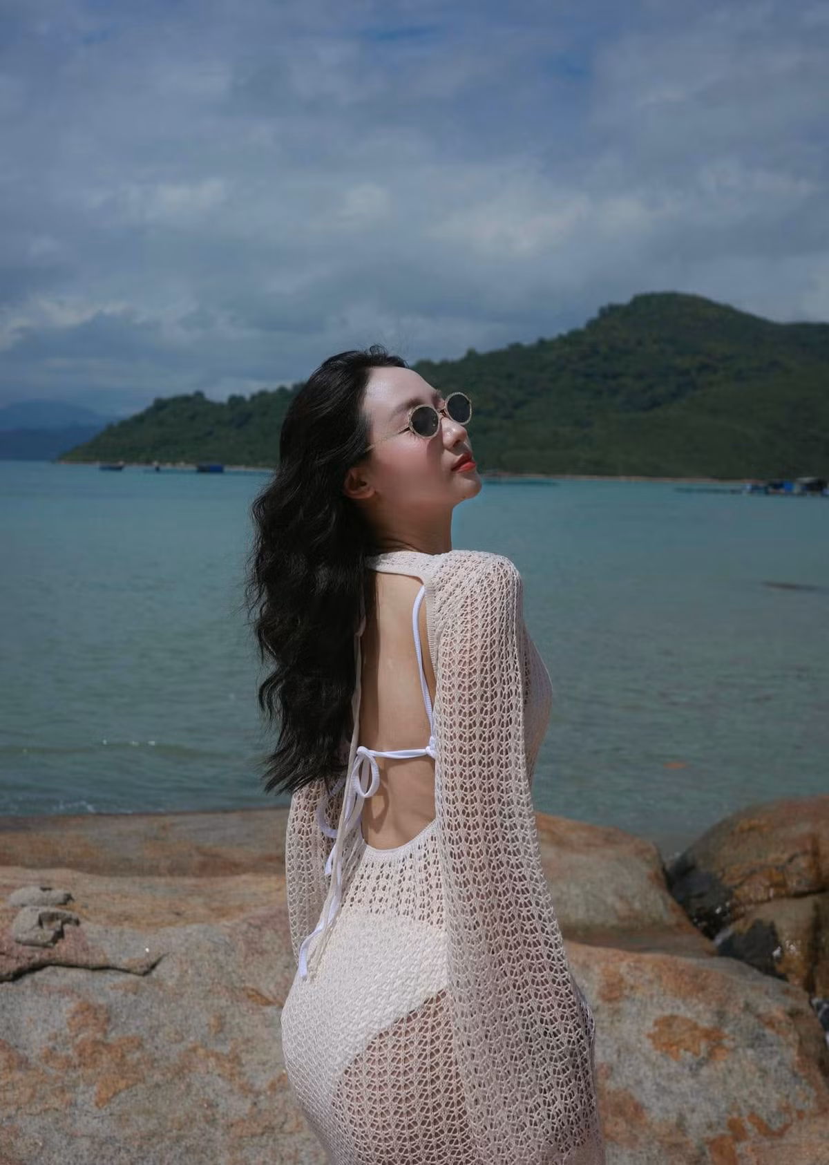 Ở phần bình luận nhiều người không khỏi xuýt xoa trước nhan sắc cùng vóc dáng ấn tượng của "phú bà Hà thành": "Quá đẹp lun ạ", "Đẹp mê hồn đó bác", "mờ lem quá người đẹp ơi".