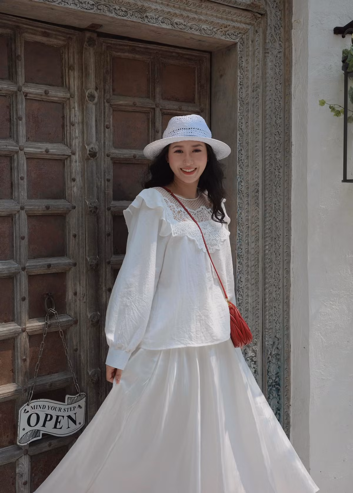 Kiều Ly nổi tiếng hơn khi tham gia chương trình hẹn hò nổi tiếng "Người ấy là ai" mùa 3 (năm 2020) và có màn ghép đôi ấn tượng với chàng bộ đội Nhật Linh.