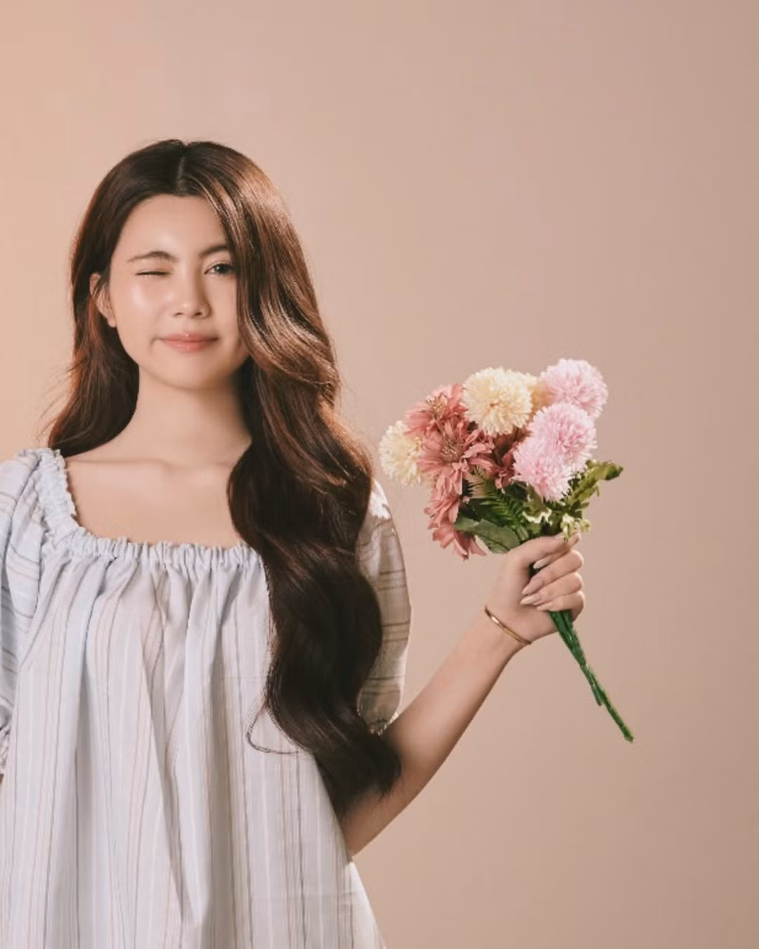 Cô không chỉ ghi điểm bởi ngoại hình nổi bật mà còn bởi thần thái cuốn hút và sự tự tin trước ống kính.