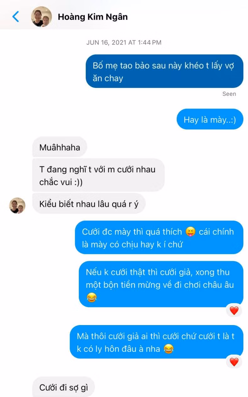 Cách đây không lâu, Hải Long đã đăng tải lại đoạn tin nhắn hài hước của 2 vợ chồng vào ngày 16/6/2021. Thời điểm này cặp đôi vẫn còn hồn nhiên xưng hô “mày - tao” và rủ nhau làm đám cưới giả để lấy tiền đi du lịch châu Âu. Câu chuyện tưởng chừng như chỉ ở trong phim này khiến nhiều người vô cùng thích thú.
