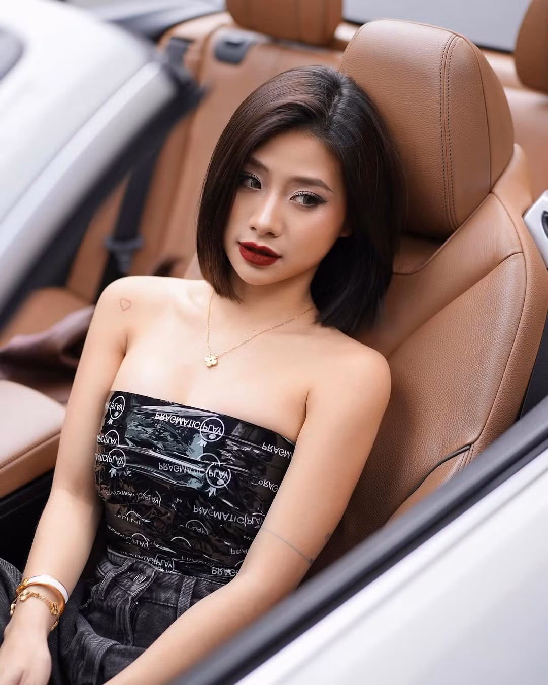 Tuy nhiên nhiều người nhận xét rằng vốn sở hữu chiều cao khá khiêm tốn nên nhìn tổng thể trang phục không thực sự tôn dáng và toát lên thần thái sang chảnh. Hơn nữa việc cô nàng lên đồ như vậy đi đám cưới được cho là "hơi lố".