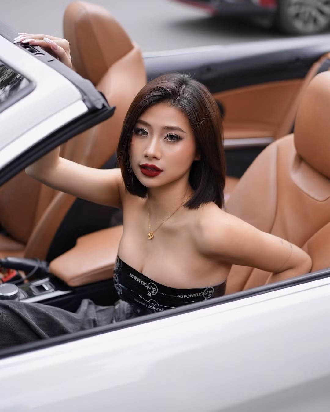 Trước đó ít ngày, cô nàng cũng gây chú ý với bộ ảnh tạo dáng trên chiếc xe mui trần.