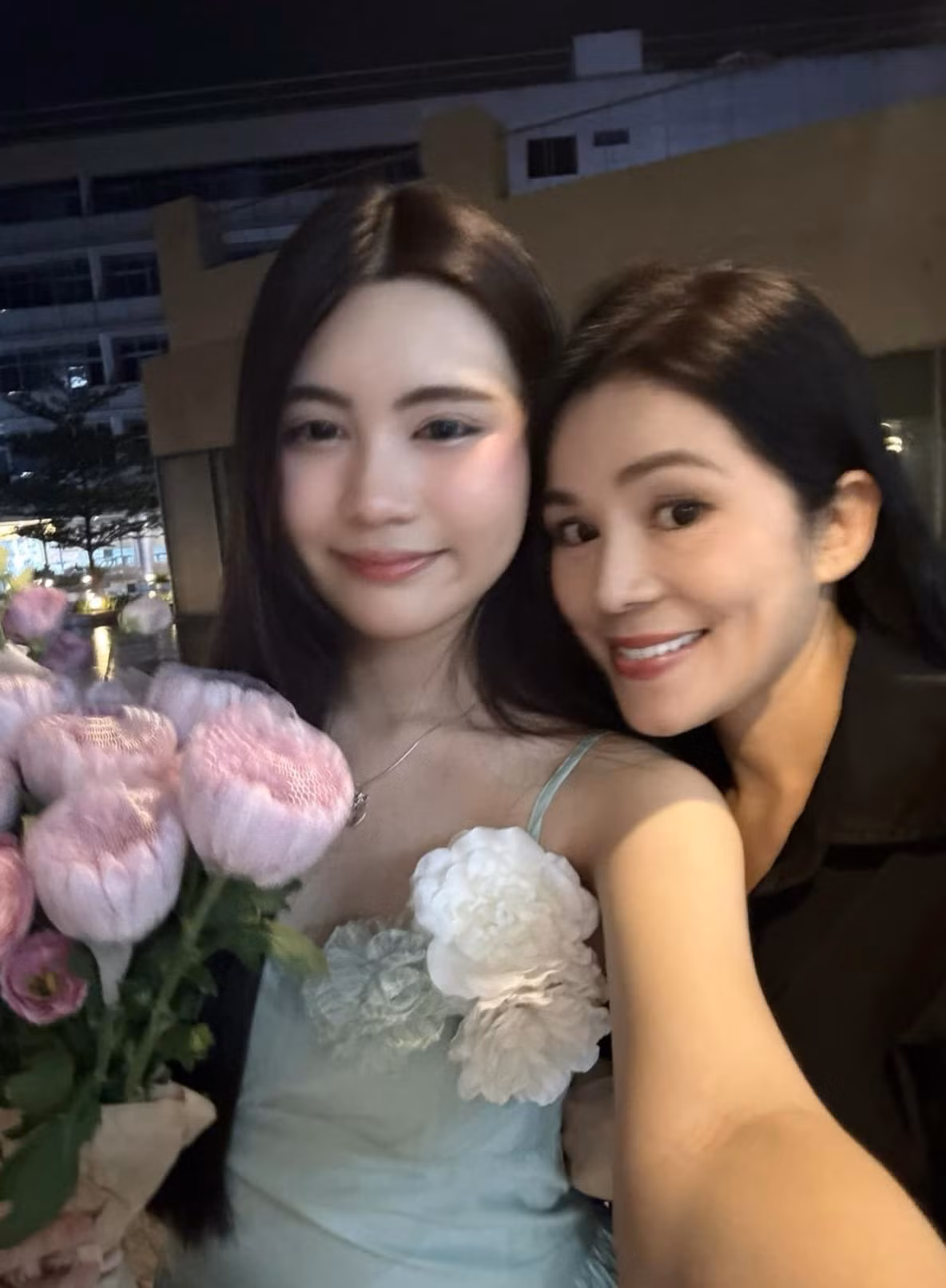 Không chỉ có ngoại hình xinh đẹp, Hạt Dẻ còn gây ấn tượng bởi thần thái nhẹ nhàng, nụ cười rạng rỡ.