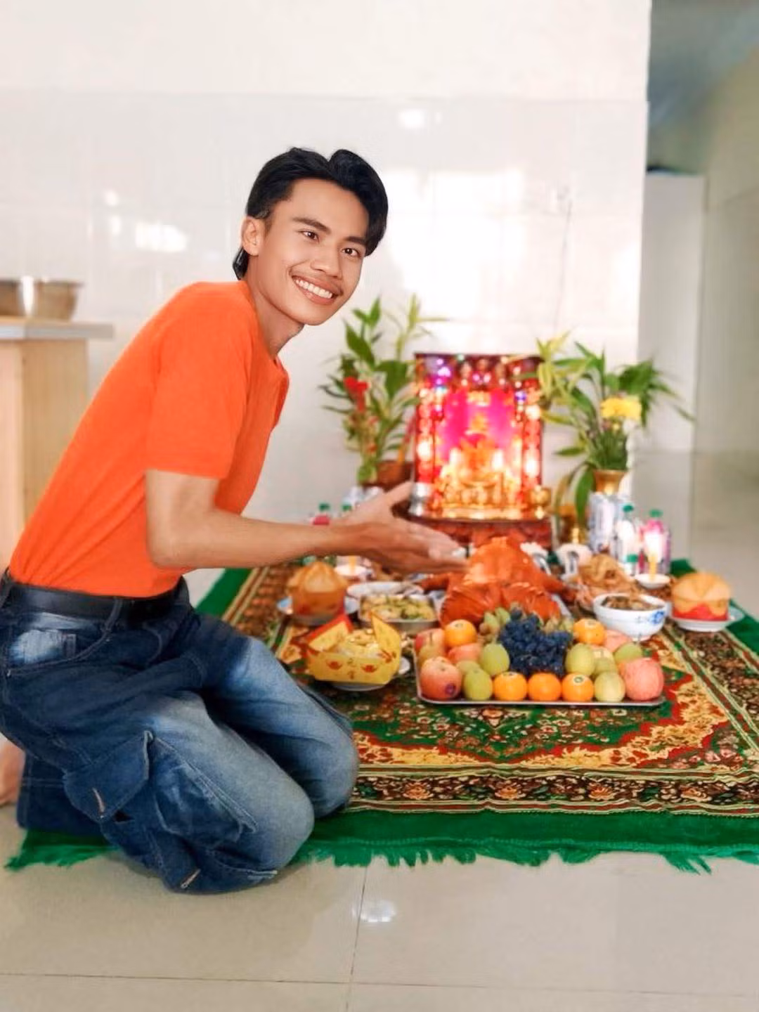 Trên các diễn đàn mạng không chỉ Việt Nam mà còn nhiều nước Đông Nam Á, nhiều ý kiến xoay quanh anh chàng này được bàn tán rôm rả, nhiều người cho rằng anh chàng không đủ tiêu chuẩn để tham gia cuộc thi nam vương: "Trông anh này cứ tếu tếu, hài hài sao í", "phong cách ông anh này độc lạ quá nhỉ", "anh này nên chỉn chu hơn với ngoại hình của mình trước khi tham gia thi thố mới đúng, đầu tư vào cách ăn mặc, ngoại hình mới thể hiện sự nghiêm túc, chứ nhìn hơi xuề xòa nha".