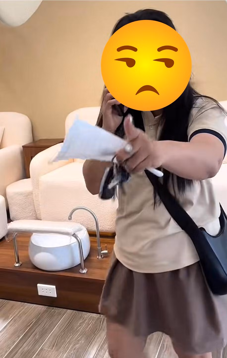 Theo dõi video, nhiều người cho rằng vị khách nữ này đang "ảo tưởng sức mạnh" hay có phần "ngáo quyền lực", cho rằng bản thân có sức ảnh hưởng vô hạn và có thể thao túng người khác chỉ vì có lượng theo dõi lớn, chưa kể đến việc số follow đấy là thật, hay là chỉ tiện miệng nói ra để dọa dẫm mà thôi: "Gì vậy, chị có bao nhiêu người theo dõi đi nữa thì đúng là đúng mà sai là sai, xã hội có luật pháp chứ không phải chị muốn là được", "không biết đúng sai nhưng xem cái thái độ muốn làm mẹ thiên hạ kìa".