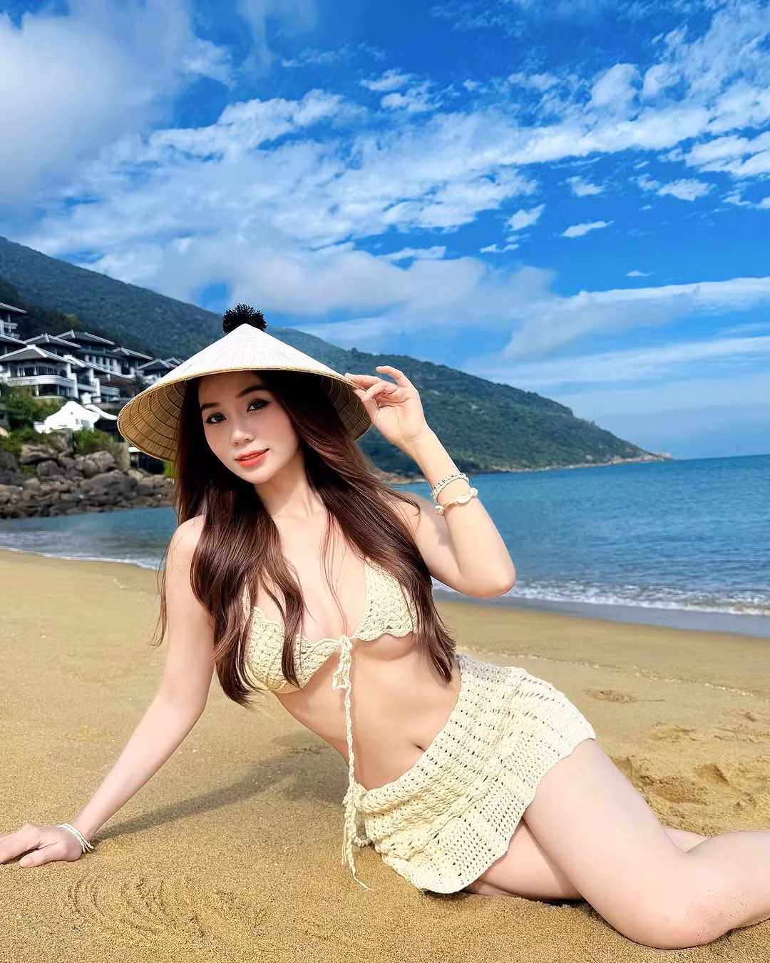 Dù mùa hè vẫn chưa thực sự đến thế nhưng Hoàng Kim Chi đã không ít lần đốt mắt người xem với những bộ ảnh bikini nóng bỏng.