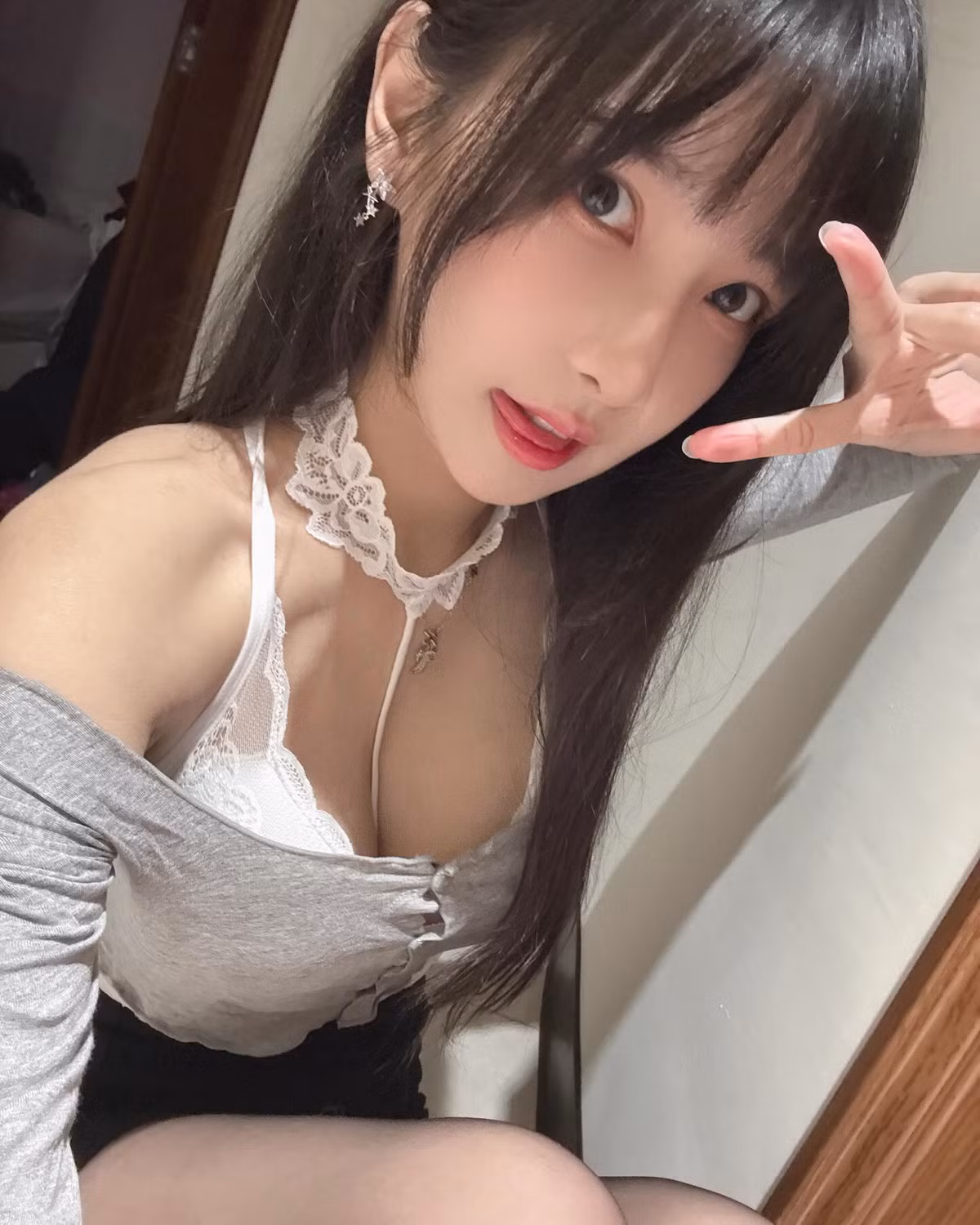 Đặc biệt, cô có vóc dáng nóng bỏng với số đo ấn tượng, giúp thu hút sự chú ý trong mọi lần xuất hiện.