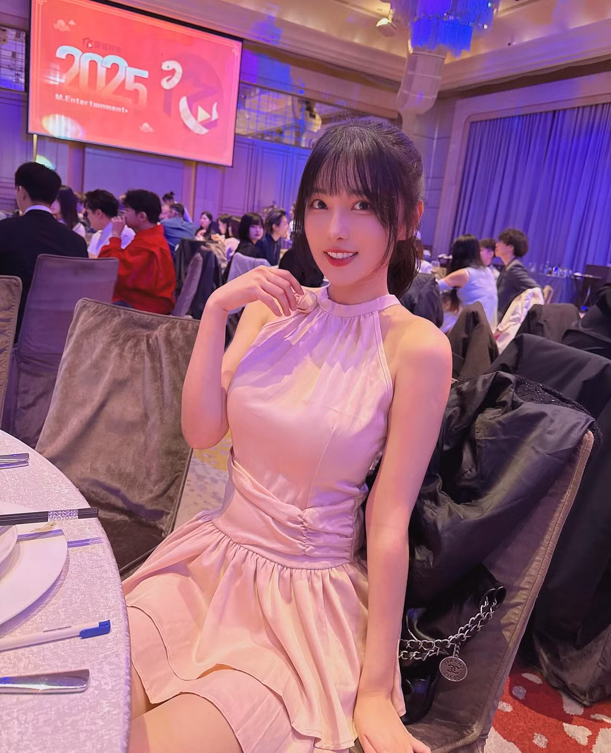 Với hàng triệu lượt theo dõi, Lebaby là một trong những hot girl – streamer có sức ảnh hưởng lớn tại Trung Quốc. Không chỉ dừng lại ở việc livestream, cô còn hợp tác với nhiều nhãn hàng thời trang, mỹ phẩm, xuất hiện trong các chiến dịch quảng cáo lớn.