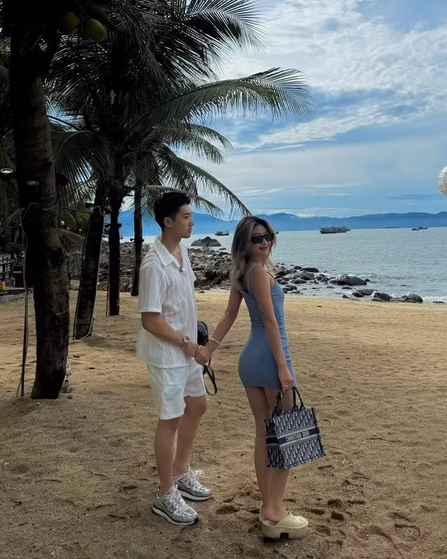 Ở phần bình luận của video mới nhất được Louis Phạm đăng tải, nhiều người đều xác nhận thông tin rằng cách đó không lâu đã thấy Louis Phạm đăng tải một số video khá tâm trạng, ẩn ý về chuyện tình cảm. Tuy nhiên hiện tại cô nàng đã xóa những video đăng lại đó.