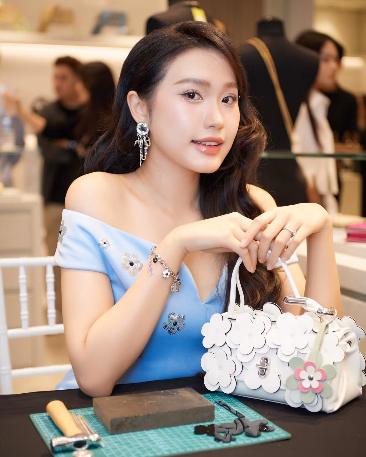 Bà xã Đoàn Văn Hậu sở hữu vẻ đẹp ngọt ngào, pha nét kiêu kỳ chuẩn "tiểu thư Hà thành".