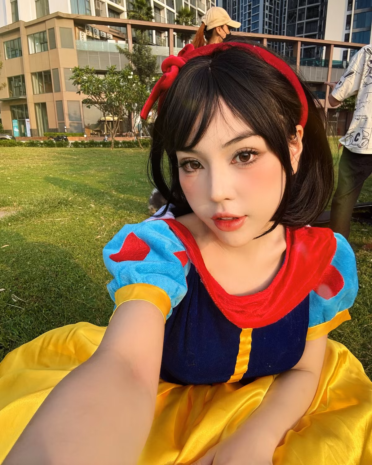 Trong bộ ảnh, Bảo Khuyên diện chiếc váy đặc trưng của nàng Bạch Tuyết với hai tông màu xanh – vàng nổi bật, kết hợp cùng băng đô đỏ xinh xắn.