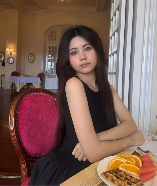 Có thể nhận thấy, Hạt Dẻ ngày càng thăng hạng nhan sắc với gương mặt thanh tú, đôi mắt to tròn, sống mũi cao cùng làn da trắng mịn.