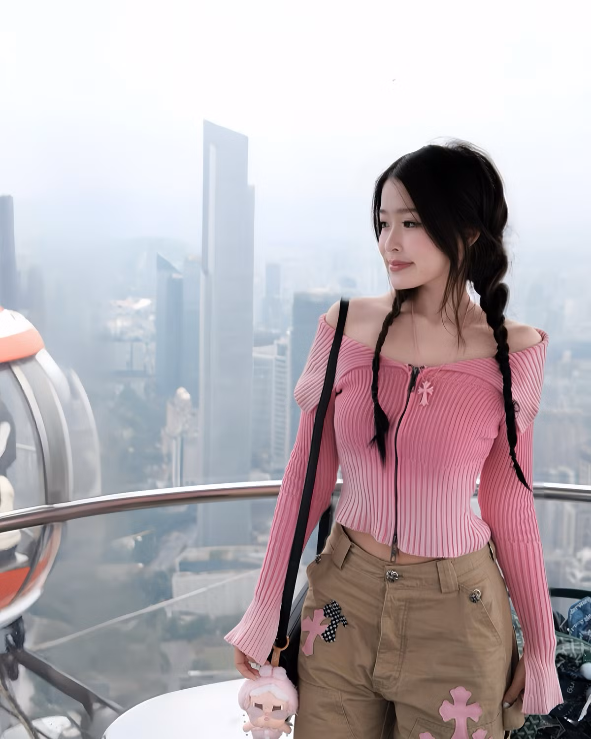 Trong loạt ảnh mới, Chao diện trang phục nhẹ nhàng, tôn lên vẻ đẹp trong trẻo và đáng yêu. Cô nàng kết hợp giữa áo len trễ vai gam màu hồng nhẹ nhàng, kết hợp với quần đơn giản mà năng động.