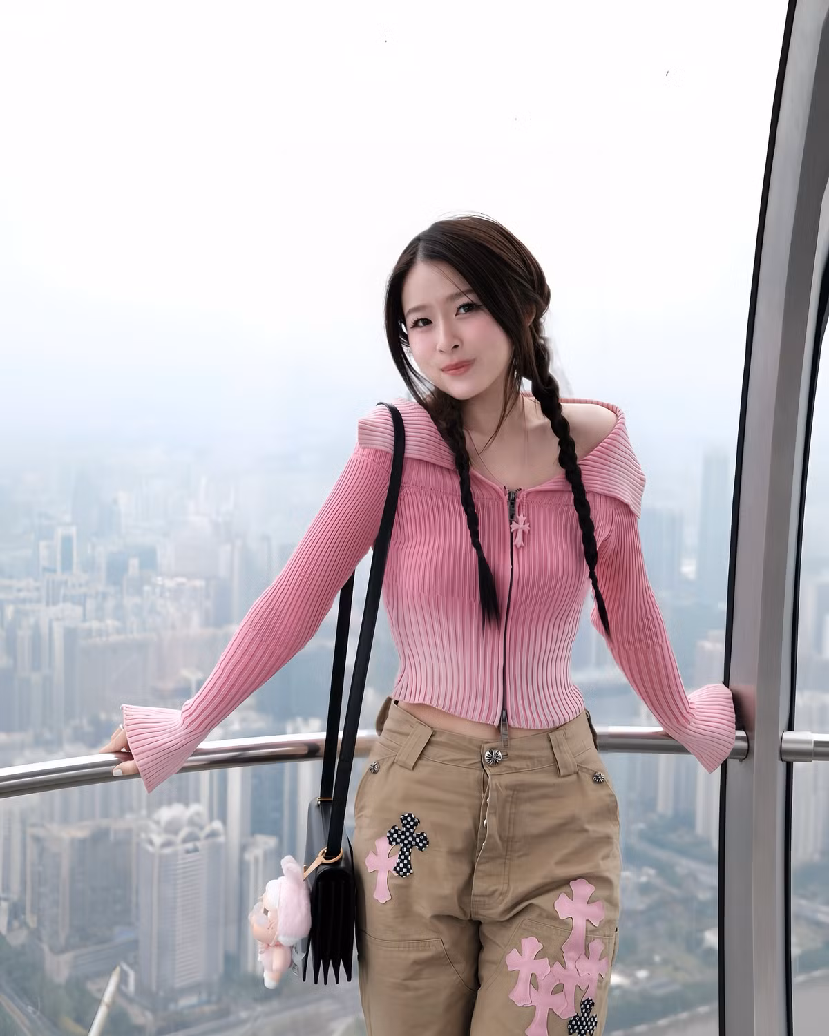 Không cần lên đồ quá cầu kì, cô nàng vẫn chiếm trọn thiện cảm của người hâm mộ.