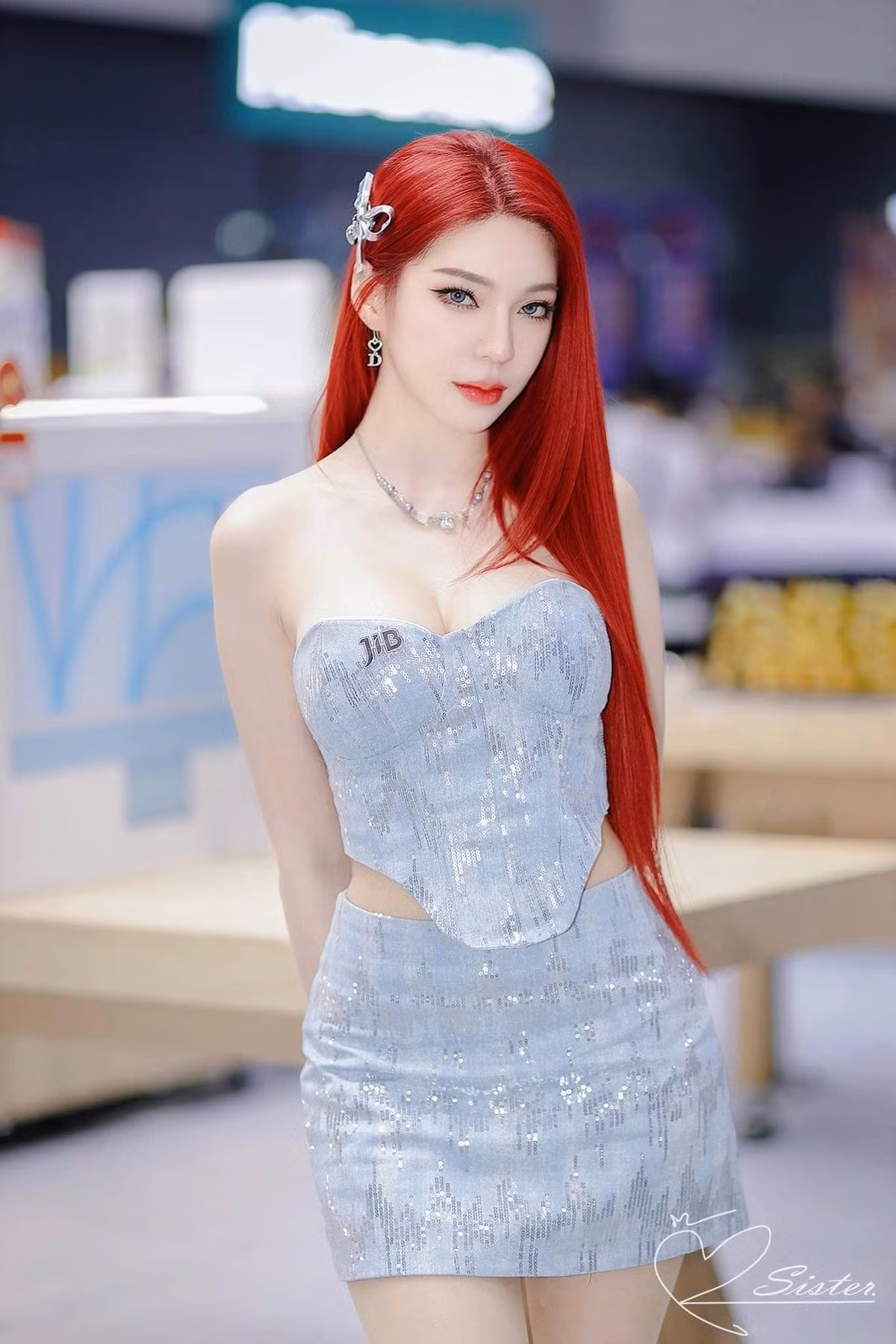 Mái tóc màu cực cháy làm tôn lên nước da trắng sáng không tì vết của nàng mẫu xe hơi.