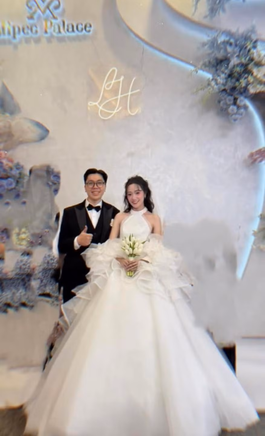 Trong loạt ảnh cưới được chia sẻ, Đào Lê Phương Hoa diện váy cưới trắng tinh khôi, khoe vẻ đẹp dịu dàng nhưng không kém phần cuốn hút.