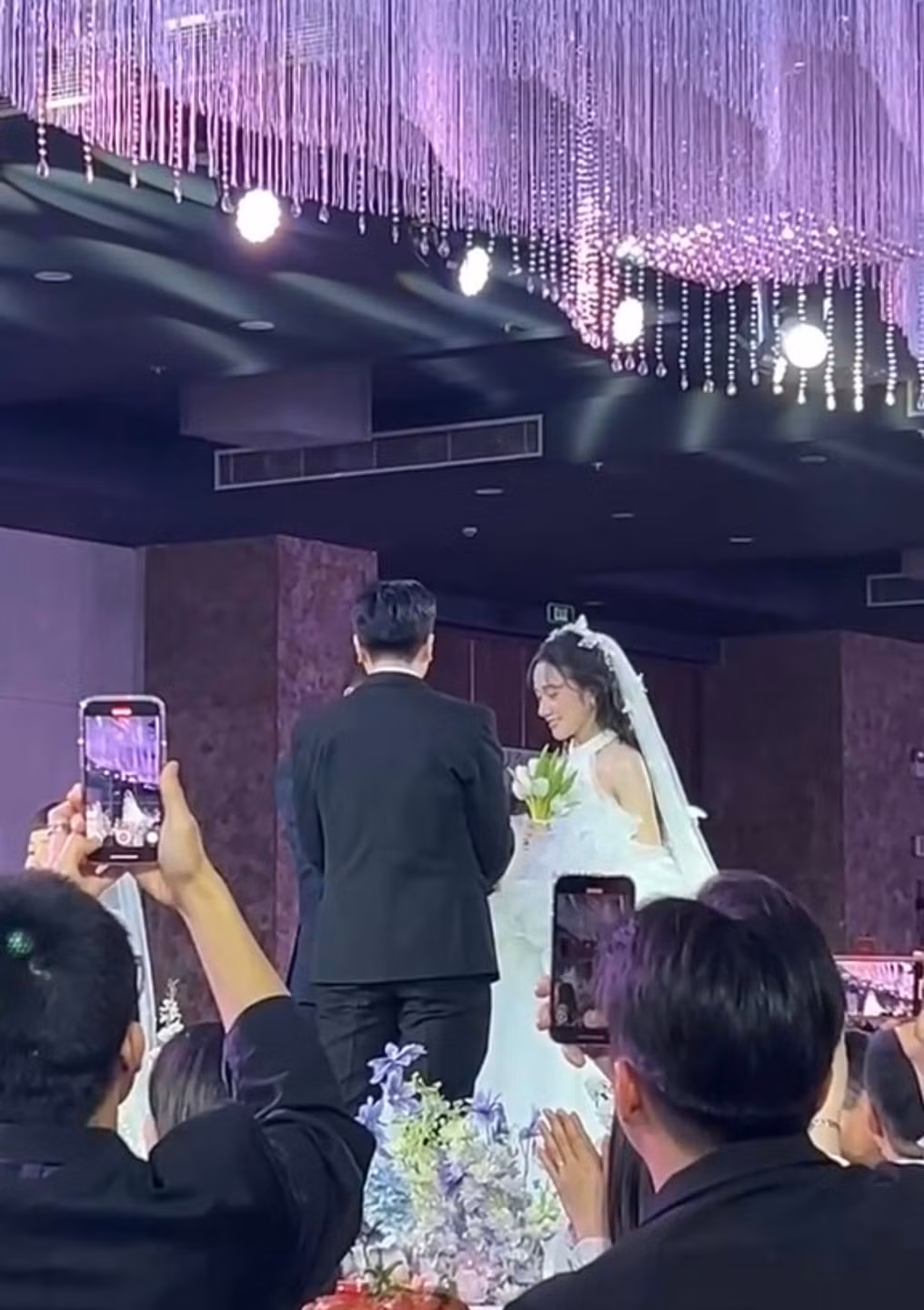 Dù cư dân mạng vẫn chưa rõ thông tin về ông xã của Đào Lê Phương Hoa, nhưng qua những khoảnh khắc hiếm hoi được chia sẻ, có thể thấy cặp đôi rất đẹp đôi, tràn đầy niềm vui và hạnh phúc.