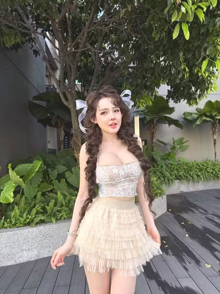 Thường được biết đến với phong cách ăn mặc mát mẻ và giao diện khá "bad girl", nhiều người vẫn cho rằng Ngân 98 không thực sự đặt nặng vấn đề tình cảm, đặc biệt là chuyện lụy trong tình yêu lại càng không.