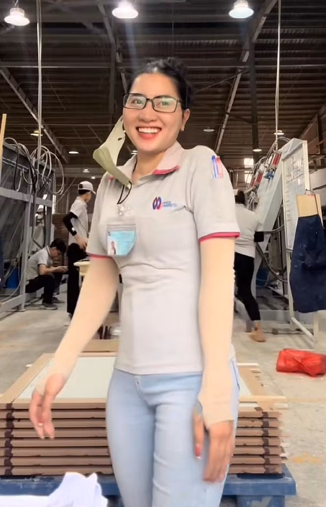 Không ít người cho rằng cách xuất hiện này đang khiến hình ảnh người lao động trở nên "giả tạo" và không phù hợp. Họ cho rằng đi làm ở xưởng sản xuất mà diện quần jeans ôm sát, trang điểm kỹ lưỡng và tóc dài buông xoã như thế là không thực tế, không phù hợp với môi trường công việc. (Ảnh: Bé Nhi)
