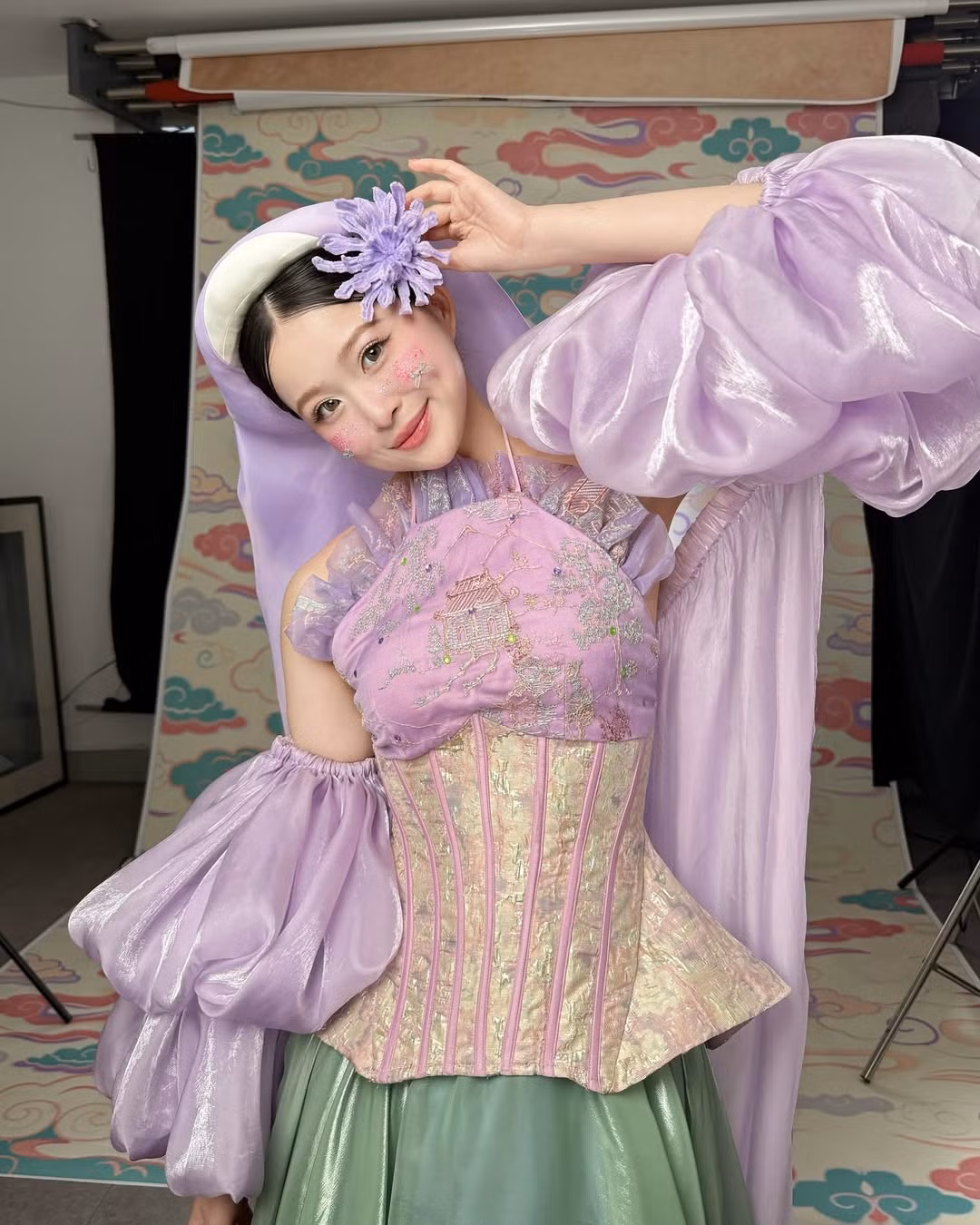 Trong loạt ảnh, Chao diện những bộ trang phục lộng lẫy với gam màu nổi bật như vàng hoàng kim, tím pastel và trắng tinh khôi.