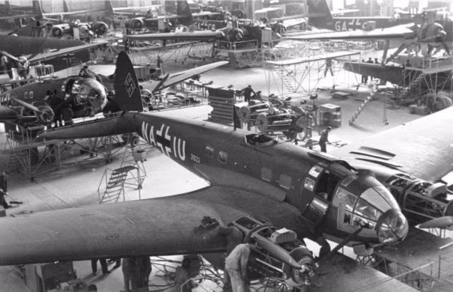 Trong ảnh, dây chuyền sản xuất máy bay He 111 năm 1939. Có thể thấy, hình dạng của He 111 trông khá giống với máy bay vận tải thời kỳ này. Nguồn ảnh: WHO