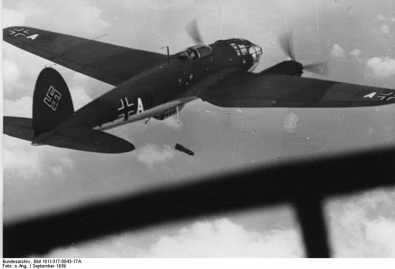 Tổng cộng trong giai đoạn từ 1935-1944, nhà máy Heinkel Flugzeugwerke đã sản xuất 6.508 máy bay ném bom He 111. Điều này đưa He-111 trở thành một trong những mẫu máy bay ném bom sản xuất và sử dụng nhiều nhất trong chiến tranh thế giới thứ 2. Nó hoạt động trên hầu khắp các mặt trận từ châu Âu sang châu Phi. Nguồn ảnh: WHO