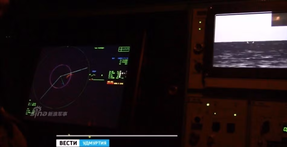 Tor-M2KM được trang bị các phương tiện tính toán và radar hiện đại, cho phép phát hiện và xử lý đến 48 mục tiêu, hiển thị thông tin về 10 mục tiêu nguy hiểm nhất trong số đó và bảo đảm tiêu diệt đồng thời 4 mục tiêu bay. Diện tích mục tiêu mà một module chiến đấu độc lập của hệ thống Tor-M2KM có thể bảo vệ là hơn 200 m2.Nguồn ảnh: Russia TV