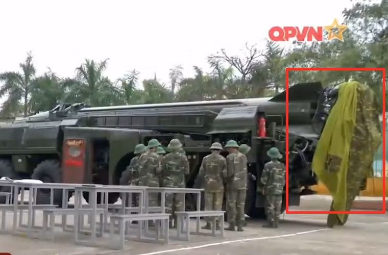 Dấu đỏ: Bệ phóng 9N117 có chức năng đỡ giữ đạn thẳng đứng và hướng đạn theo phương vị mục tiêu trong tư thế chuẩn bị phóng. Khung kim loại của bệ phóng cũng là bộ phận dùng để gá các cáp phóng, đường ống dẫn và các thiết bị phục vụ phóng đạn của xe phóng khi hành quân hay triển khai chiến đấu. Bệ phóng bao gồm các thành phần chính: khung bệ; tấm chắn luồng; đáy bệ, trục xoay bệ và máy xoay bệ. Nguồn ảnh: Kênh QPVN