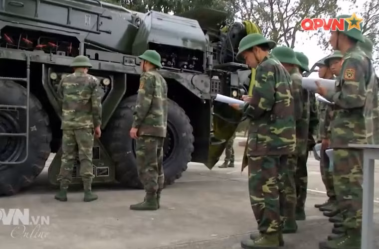 Trong ảnh, cán bộ chiến sĩ Đoàn B90 trong giờ huấn luyện thực hiện trên bệ phóng tên lửa mặt đất Scud – định danh của NATO, được dùng phổ biến hơn cái tên thật 9K72 Elbrus. Nguồn ảnh: Kênh QPVN