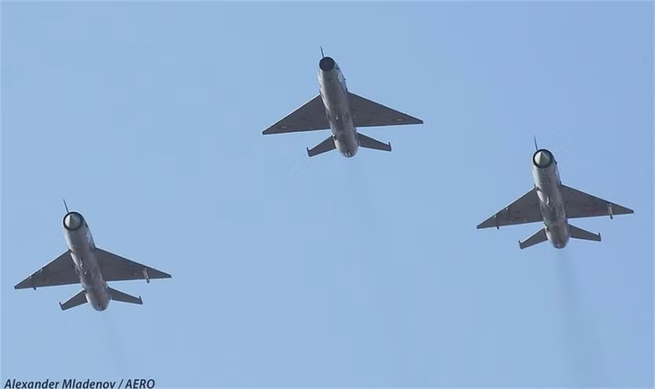 Tuy nhiên, sau năm 1991, số lượng MiG-21 bị giảm dần, tới thời điểm hiện tại chỉ còn 6-10 chiếc MiG-21bis/UM còn hoạt động ở căn cứ Graf Ignatievo. Ảnh: Biên đội tiêm kích MiG-21 trong chuyến bay cuối cùng.