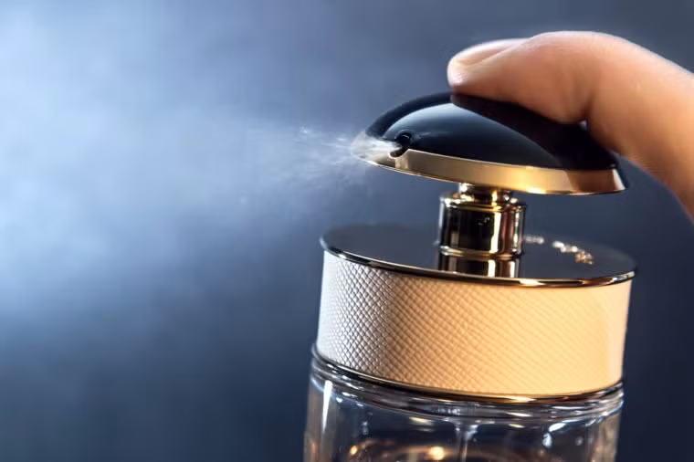  11. Xịt nước hoa vào đồ lót: Điều này có thể ảnh hưởng đến cơ quan sinh dục và gây ảnh hưởng đến độ pH tự nhiên của bạn. 